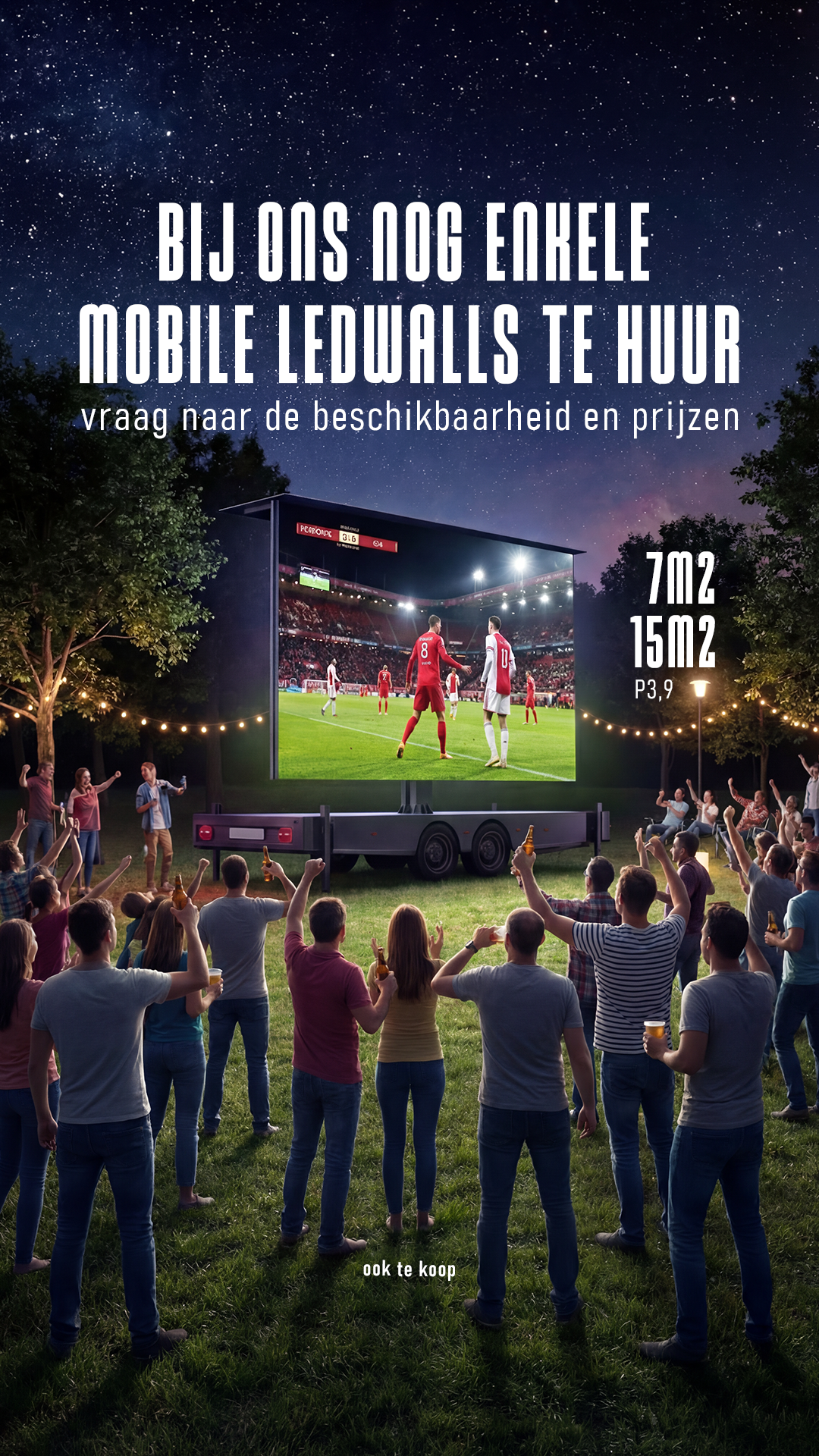 Mobiele LED-wall op een aanhanger bij een avondevenement: een grote menigte kijkt naar een voetbalwedstrijd onder de sterrenhemel en lichtjes.